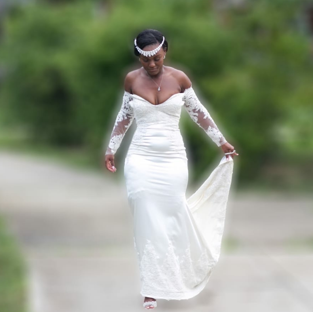 Mermaid wedding dress w/ lace detail and headpiece